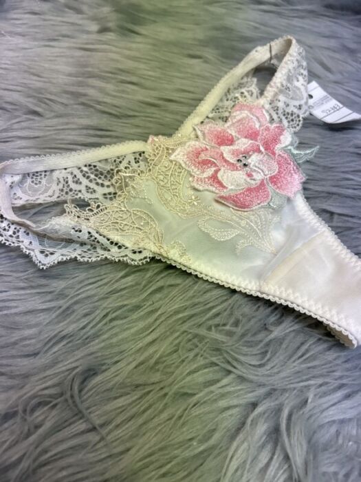 s2343♪ワコールサルート♪難少し♪中古♪奥様使用♪大人ホワイトくすみ♪Tバックショーツ♪M